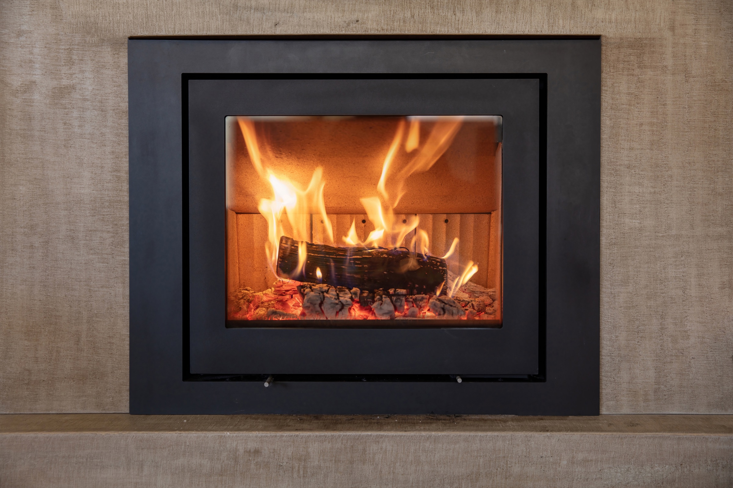Insert de chauffage au bois en fonctionnement