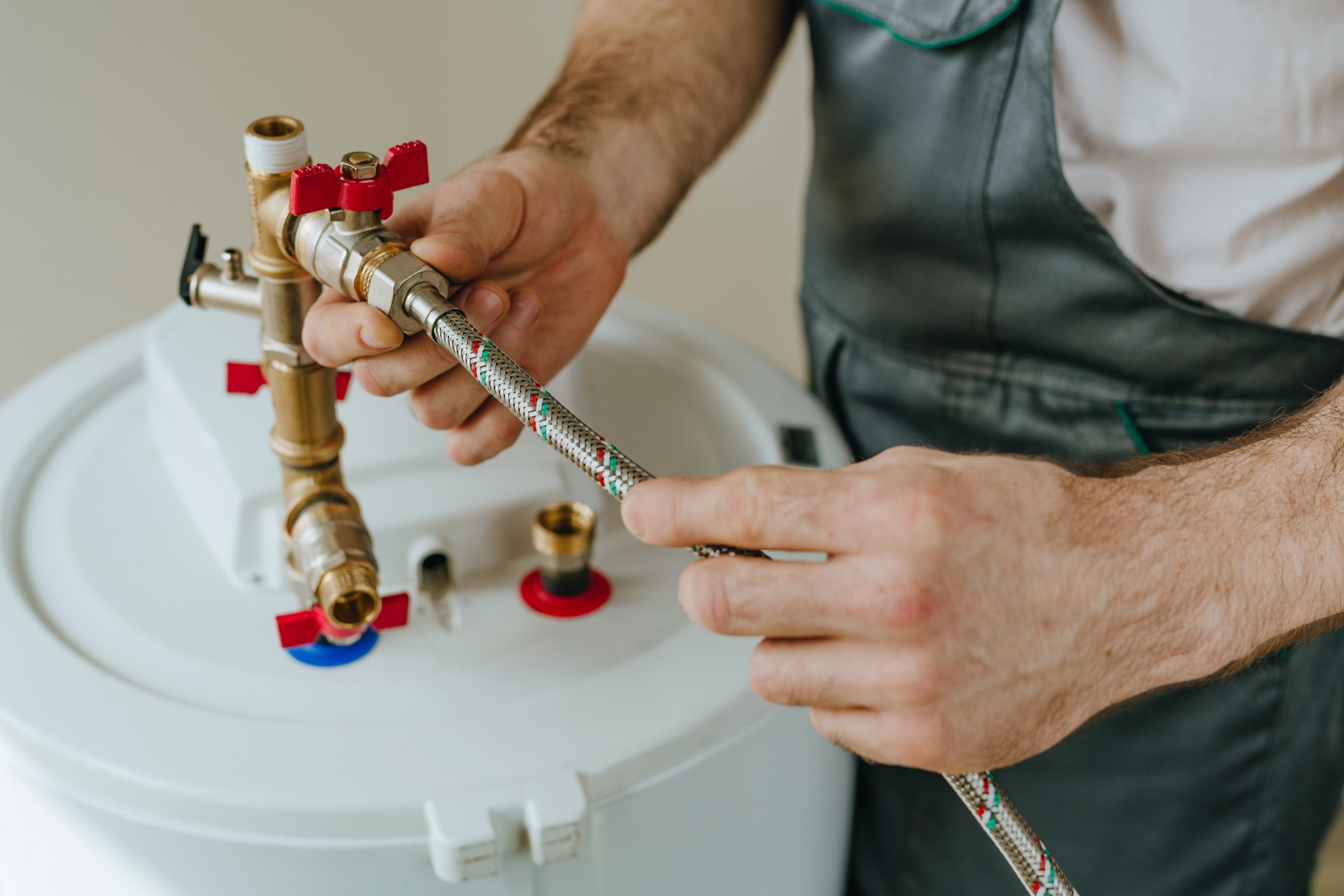 Installation d'un chauffe-eau thermodynamique par un professionnel