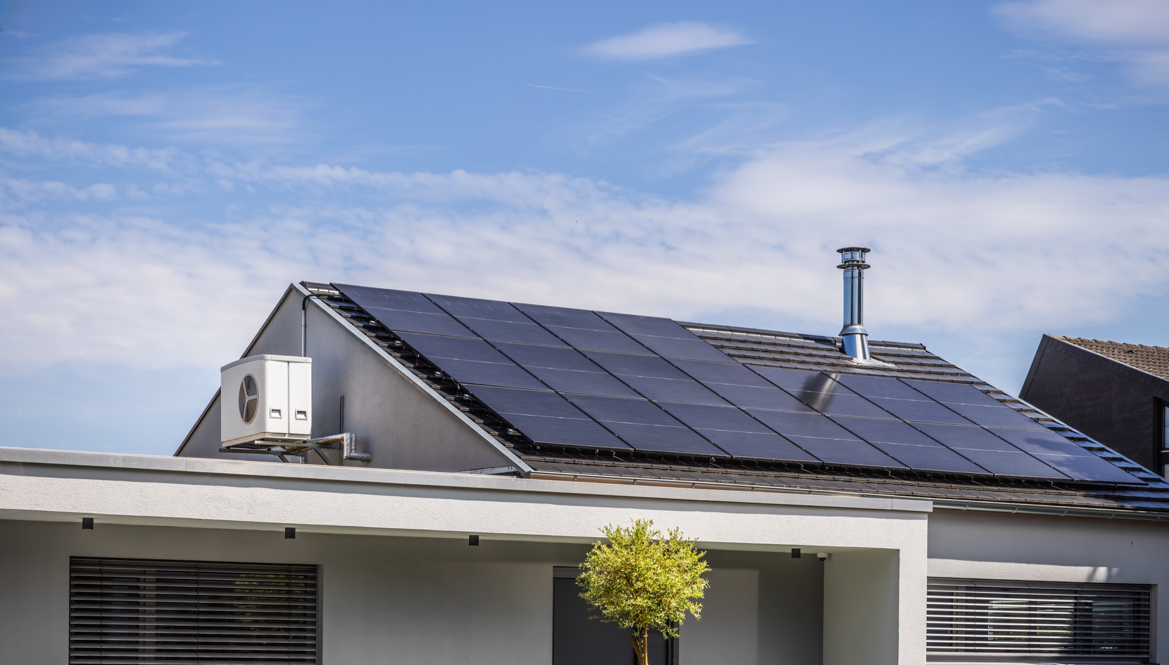 Installation solaire en toiture sur une maison pour un système solaire combiné