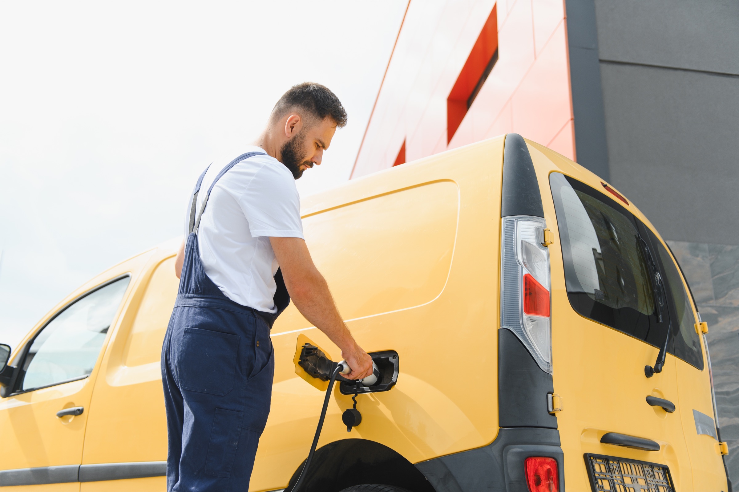 Utilitaire électrique en charge